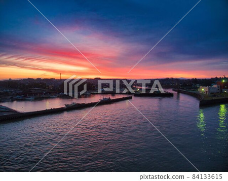 Sunrise at Shinkawa Fishing Port in Niigata 84133615