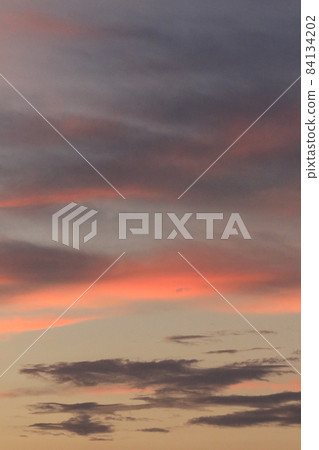 The sunrise that comes in the early morning of summer The sunrise that comes in the early morning of summer 84134202