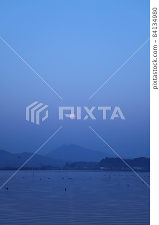 筑波山和清晨從霞浦湖畔看到的滿月 筑波山和清晨從霞浦湖畔看到的滿月 84134980