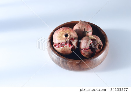 Pomegranate fruit 84135277