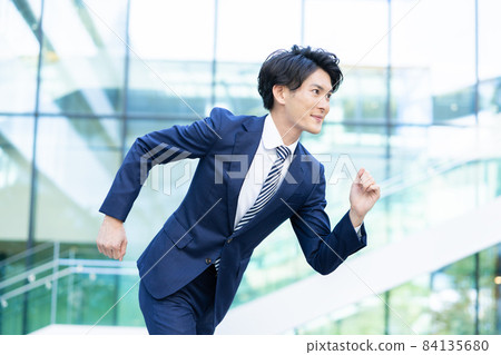 A businessman running in front of an office building, shooting cooperation "LINK FOREST" 84135680