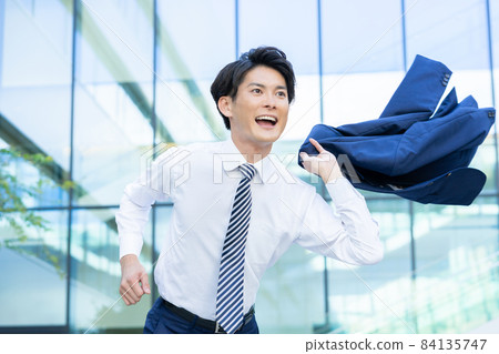 A businessman running in front of an office building, shooting cooperation "LINK FOREST" 84135747