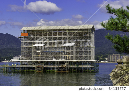 Miyajima Itsukushima Shrine Otorii repair work Hatsukaichi City, Hiroshima Prefecture 84135757