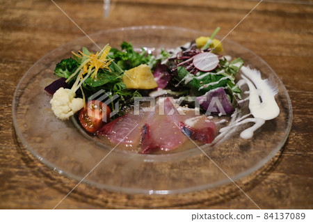 帶有大量當地蔬菜的生牛肉片。配梨醬和酸奶蛋黃醬非常好吃 84137089