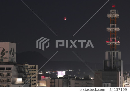 Partial lunar eclipse that is already close to everyone as seen from Matsue City Partial lunar eclipse that is already close to everyone as seen from Matsue City 84137199