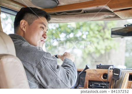 Young man, drive, driving, camping, campsite, travel, hobby, leisure, leisure, outdoor, camper, camping equipment, Korean Young man, drive, driving, camping, campsite, travel, hobby, leisure, leisure, outdoor, camper, camping equipment, Korean 84137252