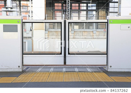 Yamanote Line Inner Loop Movable Platform Fence 84137262