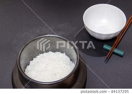 White rice cooked in a kettle 84137295