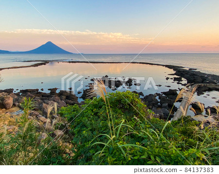 鹿兒島縣南九州市開聞岳的黃昏 鹿兒島縣南九州市開聞岳的黃昏 84137383