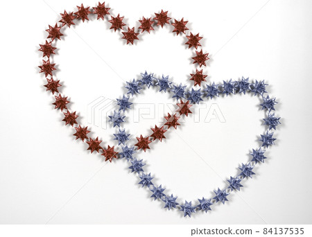 Floding paper stars in red and blueon white background. 84137535