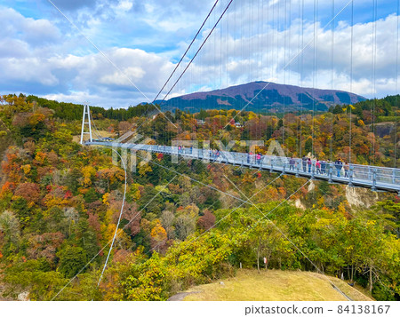 大分縣九重町深秋的九重夢大折橋 84138167