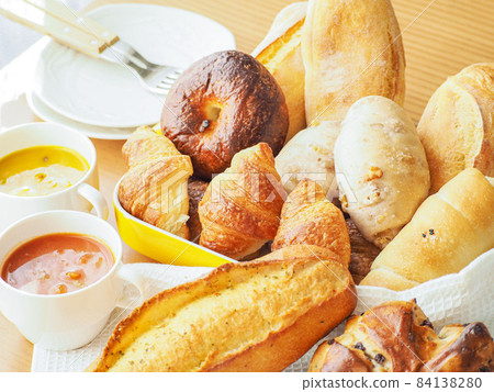 早餐有很多麵包 84138280