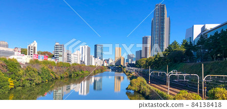 東京市谷面向江戶城外堀的一組建築 84138418