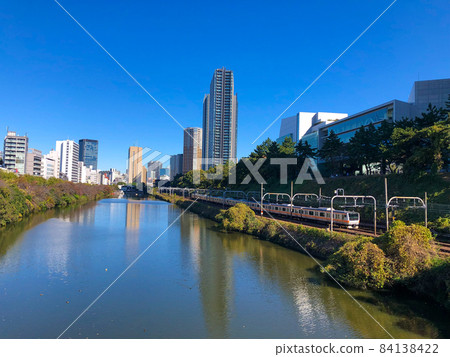 東京市谷面向江戶城外堀的一組建築 東京市谷面向江戶城外堀的一組建築 84138422