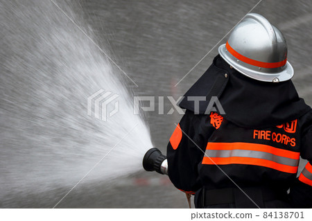 消防員放水滅火訓練 消防員放水滅火訓練 84138701