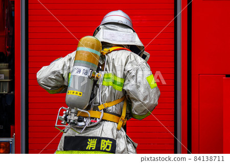 準備出動的消防員攜氧氣瓶、防火服等全套裝備 準備出動的消防員攜氧氣瓶、防火服等全套裝備 84138711