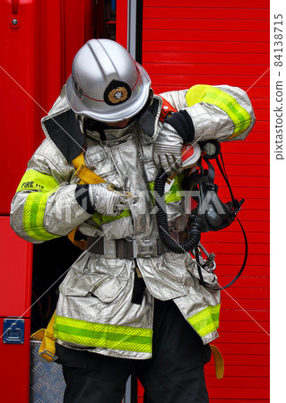 準備出動的消防員攜氧氣瓶、防火服等全套裝備 84138715