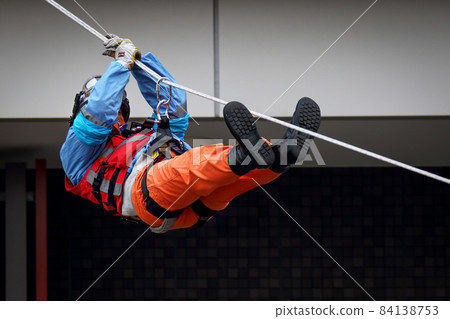 救援人員走鋼絲開展消防演練 救援人員走鋼絲開展消防演練 84138753