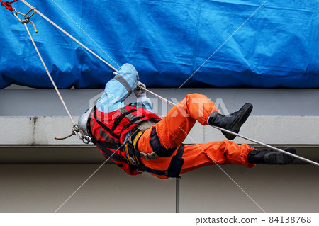 救援人員走鋼絲開展消防演練 救援人員走鋼絲開展消防演練 84138768