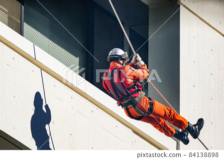 救援人員走鋼絲開展消防演練 84138898