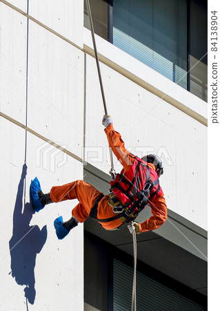 救援人員用繩索爬牆進行消防演練 84138904