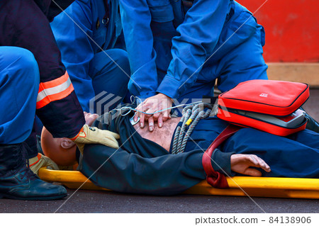 消防員使用救援人體模型通過 AED 進行緊急救生訓練 84138906