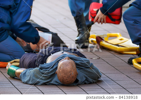 消防員使用救援人體模型通過 AED 進行緊急救生訓練 消防員使用救援人體模型通過 AED 進行緊急救生訓練 84138918