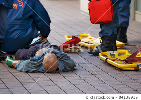 消防員使用救援人體模型通過 AED 進行緊急救生訓練 84138919