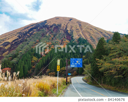 Mt. Kishima, Mt. Aso Gogaku in late autumn, Kumamoto Prefecture Mt. Kishima, Mt. Aso Gogaku in late autumn, Kumamoto Prefecture 84140676