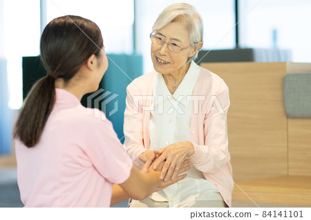 Young female caregiver Senior care facility Photographing cooperation: LINK FOREST Young female caregiver Senior care facility Photographing cooperation: LINK FOREST 84141101