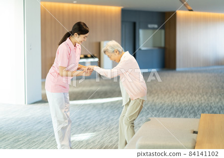 Young female caregiver Senior care facility Photographing cooperation: LINK FOREST 84141102