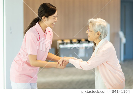 Young female caregiver Senior care facility Photographing cooperation: LINK FOREST 84141104