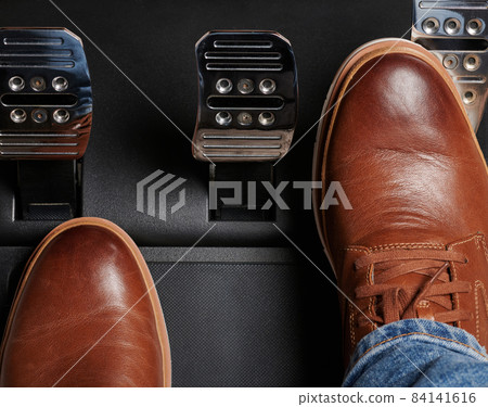 Press throttle pedal in car Press throttle pedal in car 84141616