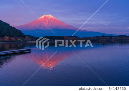 (靜岡縣)從狸湖看富士山秋天的夜景 (靜岡縣)從狸湖看富士山秋天的夜景 84142360