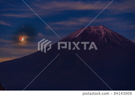 （靜岡縣）“幾乎全”月食，從狸湖看到的富士山 84143009