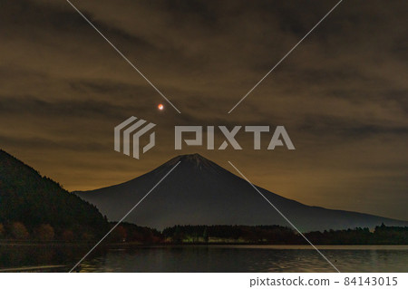 (Shizuoka Prefecture) "Almost total" lunar eclipse, Mt. Fuji seen from Lake Tanuki 84143015