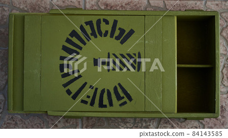 wooden khaki box for two bottles with a lid 84143585