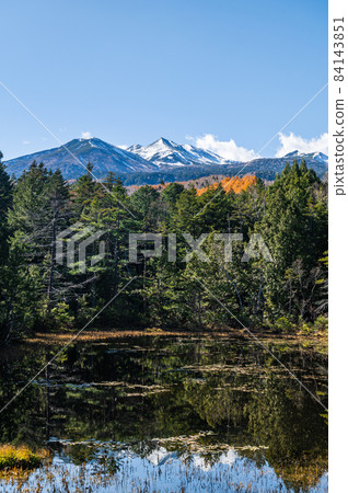 秋天的乘鞍高原牛富池和乘鞍山 84143851
