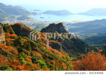 [Kagawa Prefecture] Autumn leaves in Kankakei under fine weather 84144906