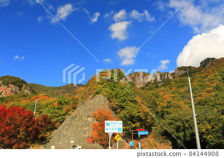 [香川縣] 天氣晴朗的寒華溪的紅葉 84144908