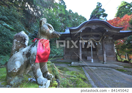Autumn Yukoyama Inari Shrine fox stone statue and main shrine Autumn Yukoyama Inari Shrine fox stone statue and main shrine 84145042