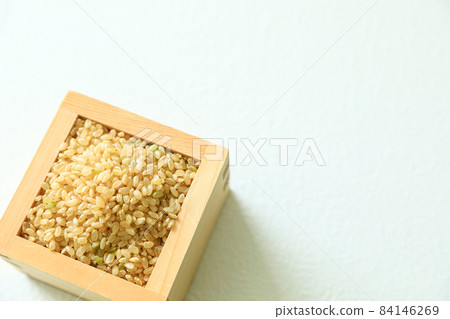 Brown rice in a box 84146269