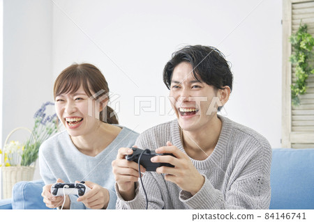 玩電子遊戲的男人和女人 84146741