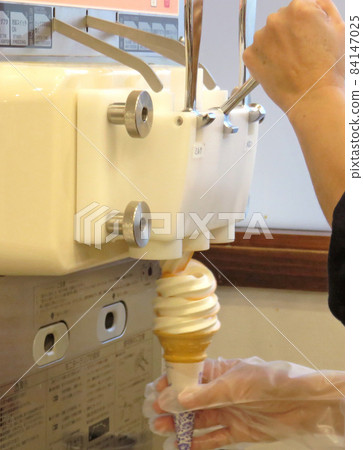 Making soft serve ice cream 84147025
