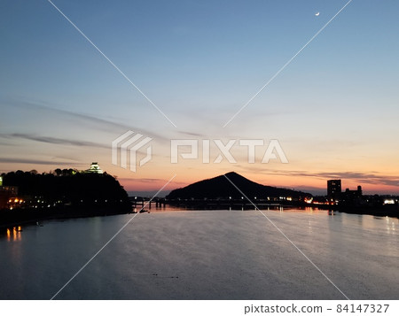 Early spring Kisogawa evening view from Inuyama Bridge on the prefectural border between Aichi and Gifu prefectures [March] 84147327
