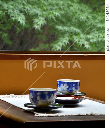 Drink tea in the guest room of the inn 84148084