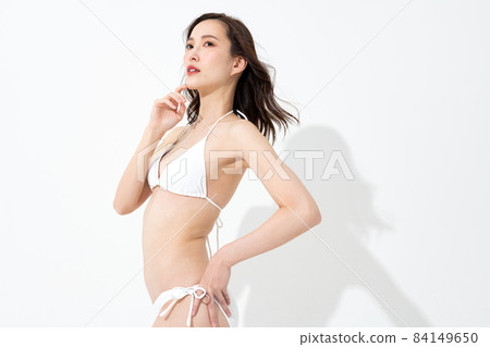 一個穿著泳裝的女人的肖像 84149650