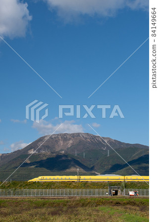 Doctor Yellow running in the countryside at the foot of Mt. Ibuki 84149664