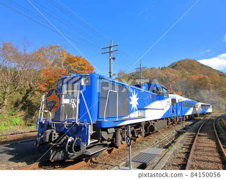 在出雲坂站停靠的奧出雲大蛇有軌電車 在出雲坂站停靠的奧出雲大蛇有軌電車 84150056