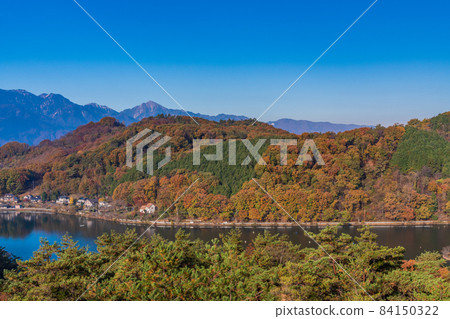 (Yamanashi Prefecture) From Mt. Hakusan, Lake Chiyoda and the mountains of the Southern Alps behind 84150322